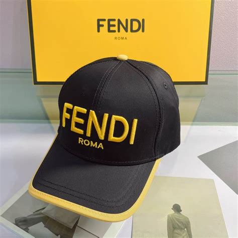 cappellino marrone fendi